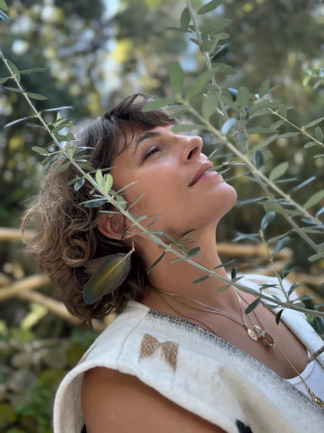 Camille Soustra au milieu des oliviers